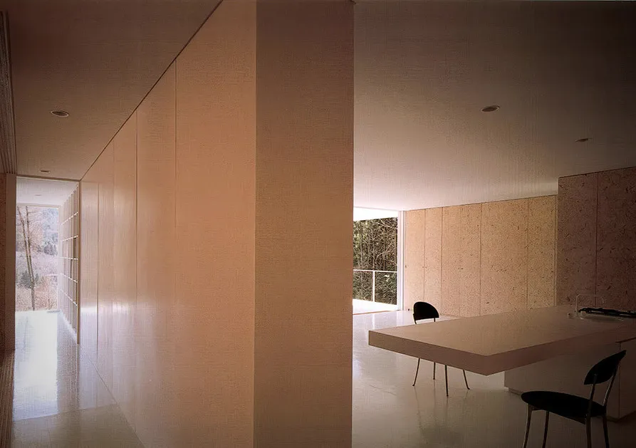 内観 家具ユニットとダイニング